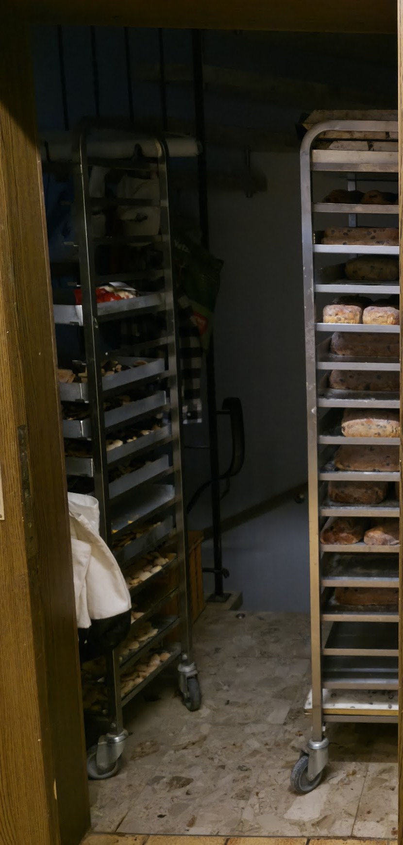 Stikkenwagen mit frisch gebackenen Stollen in der Backstube