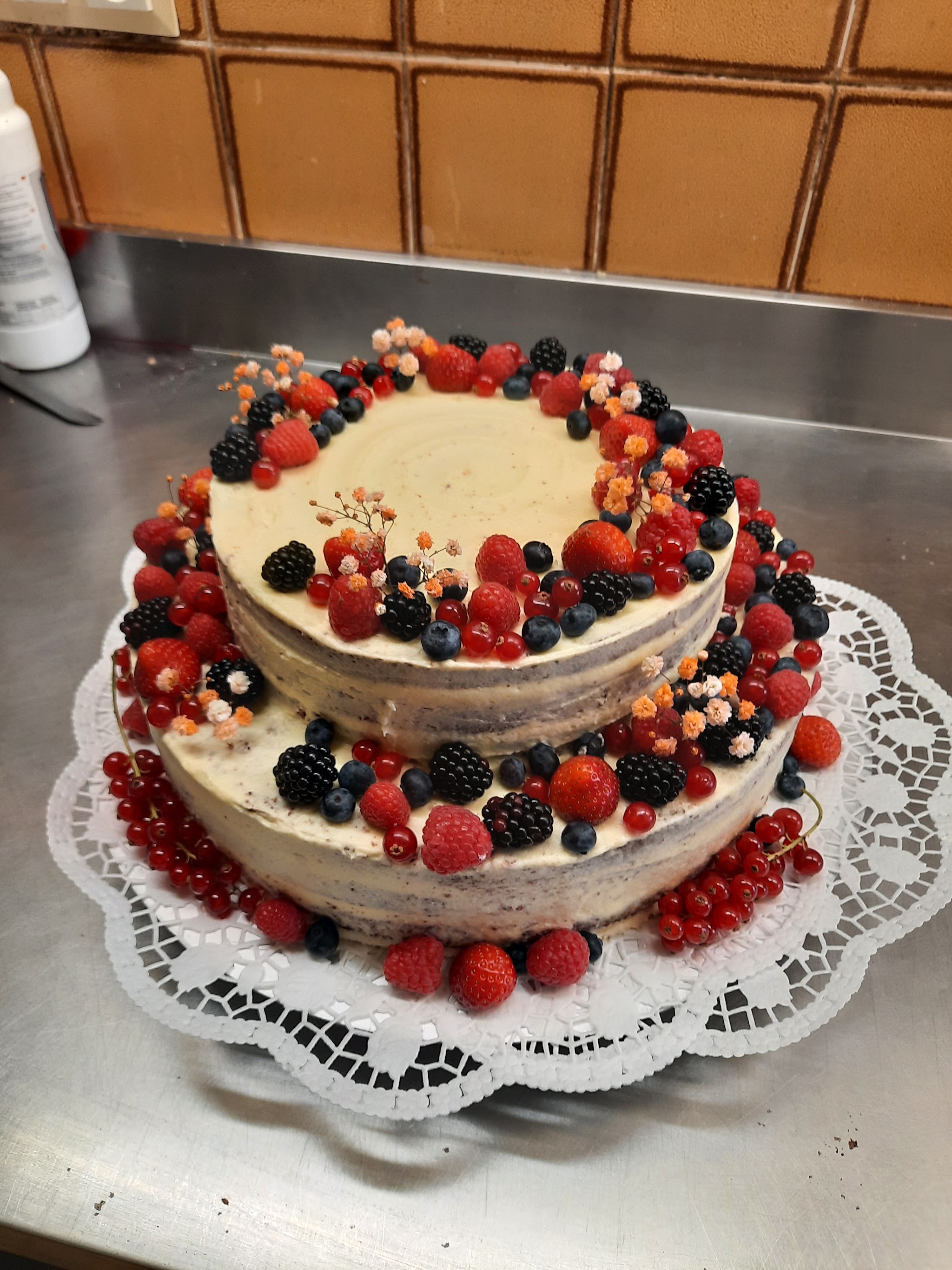 Naked Cake mit frischen Beeren der Saison