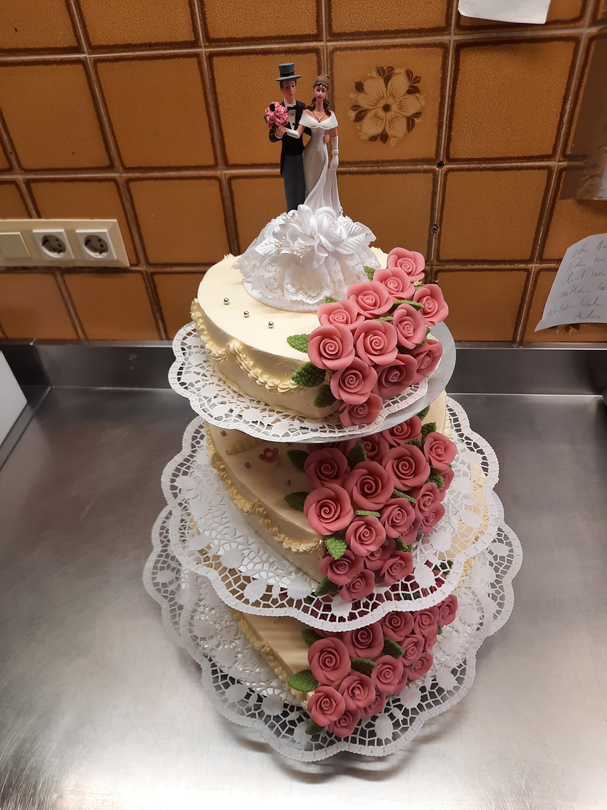 Dreistöckige Hochzeitstorte mit Marzipanrosen