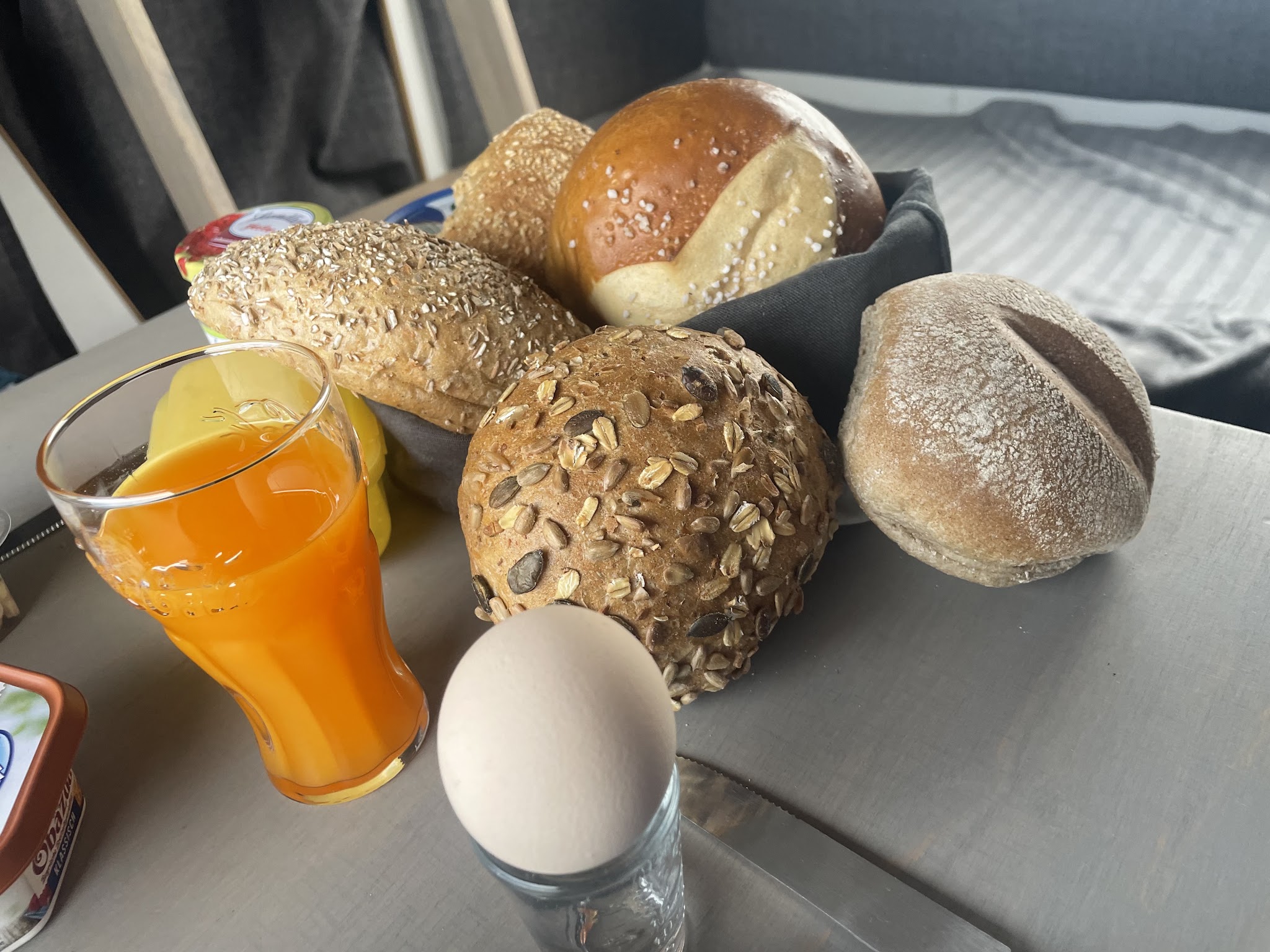 Frühstückskorb mit Laugen-, Körner- und Kürbiskernbrötchen