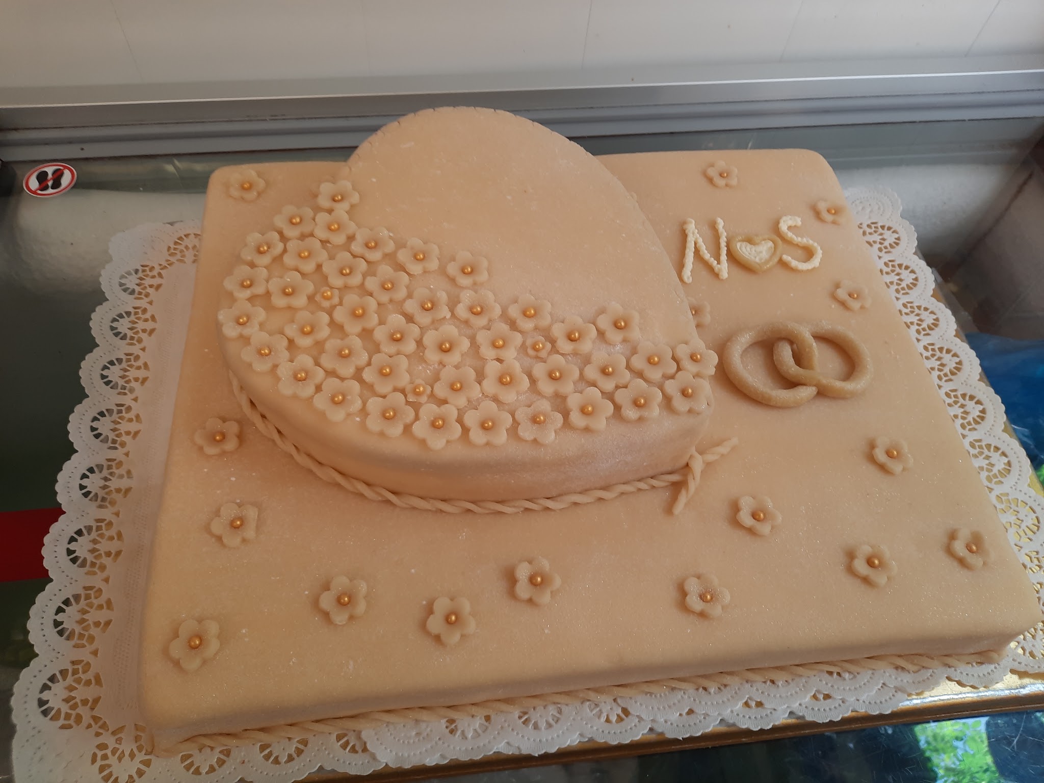 Marzipantorte mit Ringen und Initialen