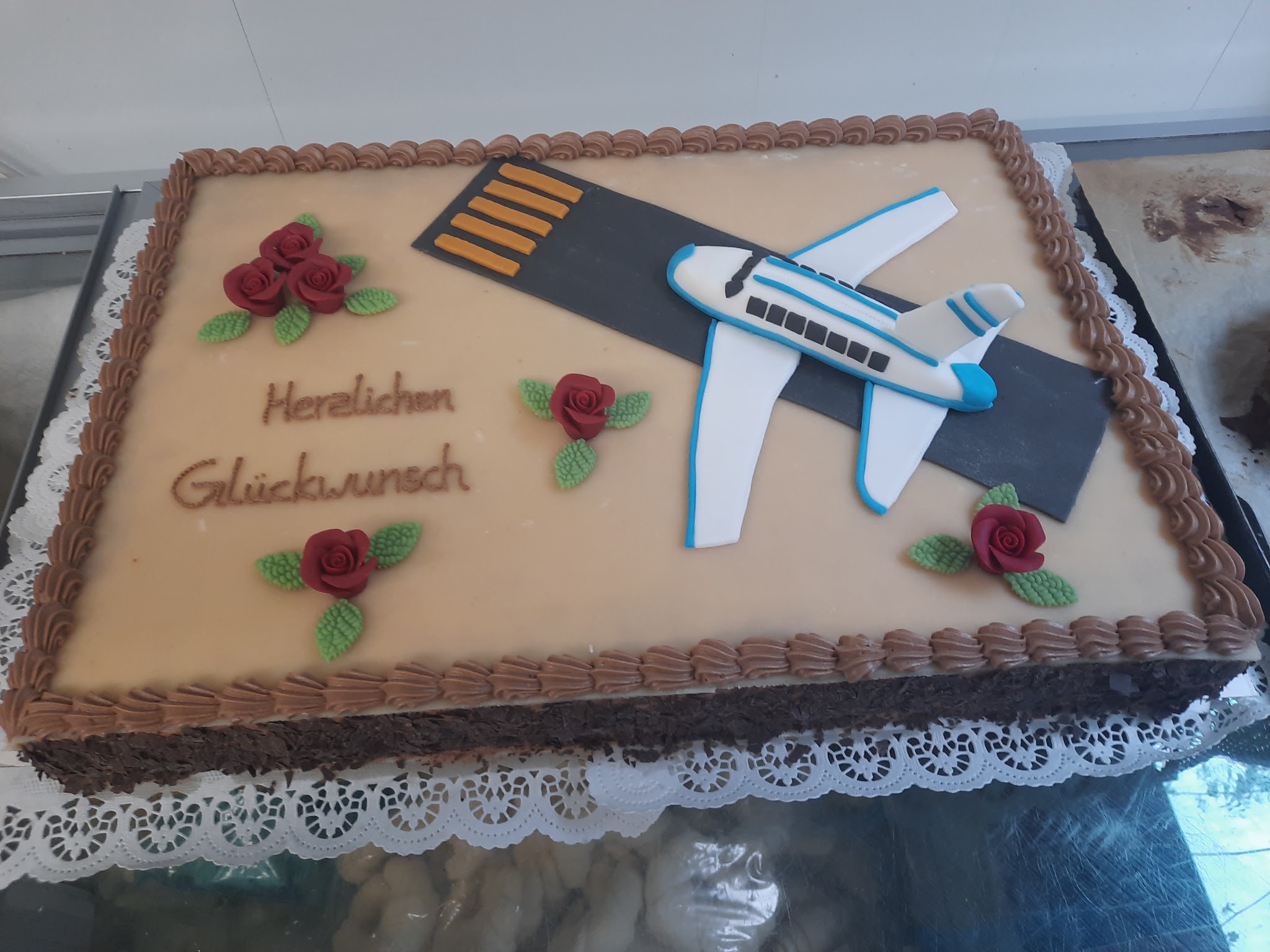 Motivtorte mit Flugzeug und Landebahn