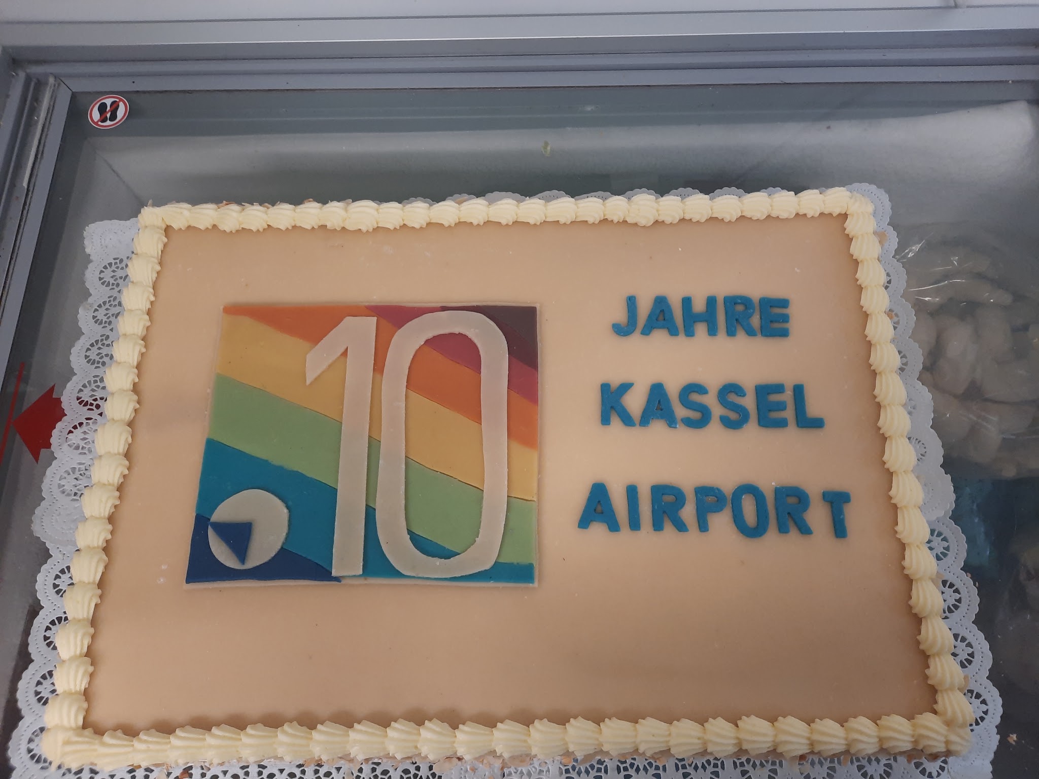 Jubiläumstorte für zehn Jahre Kassel Airport