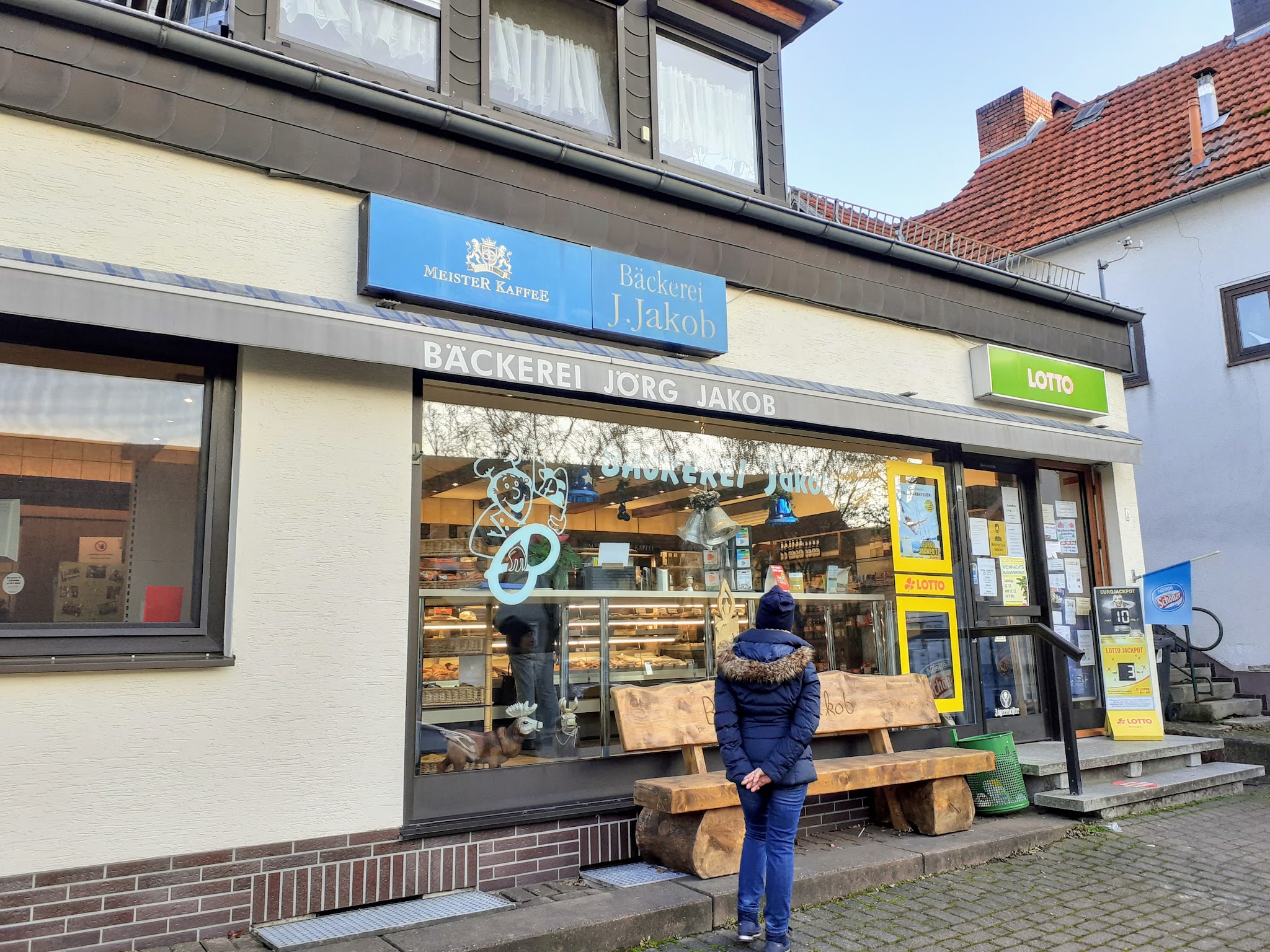Bäckerei Jörg Jakob, Ladenfront mit Bank am Vormittag